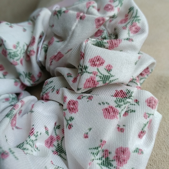 W♥C / Wego Japan large white floral scrunchie - Picture 2 of 5